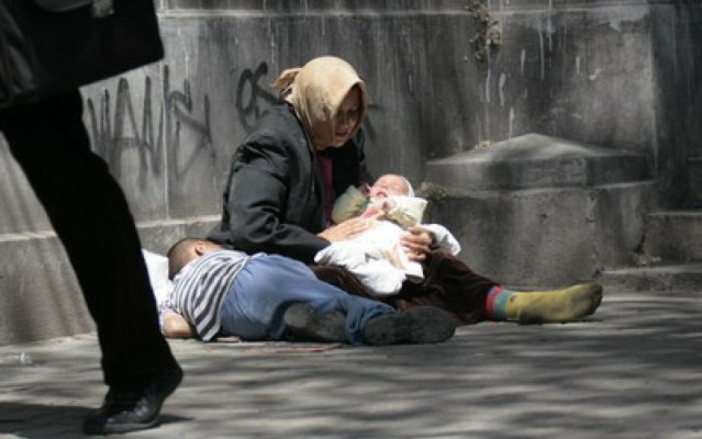 O femeie s-a ales cu dosar penal după ce și-a pus nepoții să cerșească