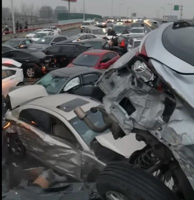  Accident monstru în China: Peste 100 de mașini s-au făcut praf pe autostradă