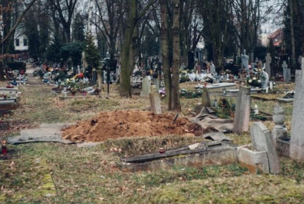 Doi adolescenţi au dezgropat o femeie, după ce au auzit că are bani puşi sub pernă