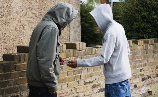 Un adolescent a încercat să omoare un dealer ca să nu mai plătească drogurile