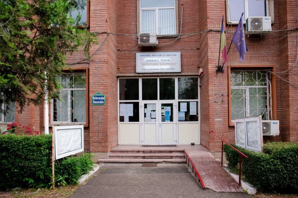 Tatăl elevului care a folosit sprayul lacrimogen la școală spune că acesta s-ar fi apărat după ce ar fi fost agresat