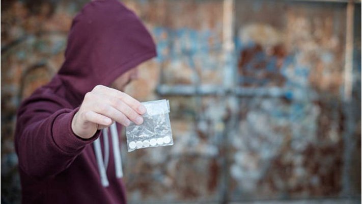 Tânăr, de 21 de ani, prins cu droguri, la Constanța