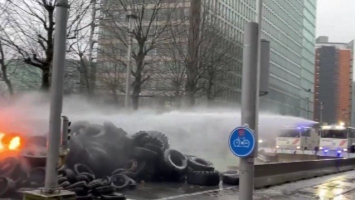 Haos la Bruxelles. Fermierii au blocat străzile cu tractoare şi au incendiat cauciucuri. Video