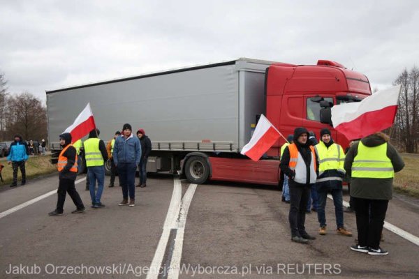 Fermierii polonezi îşi amplifică protestele cu o blocadă totală a frontierei cu Ucraina