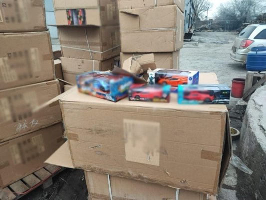 Jucării contrafăcute, descoperite de poliţiştii de frontieră din cadrul Gărzii de Coastă