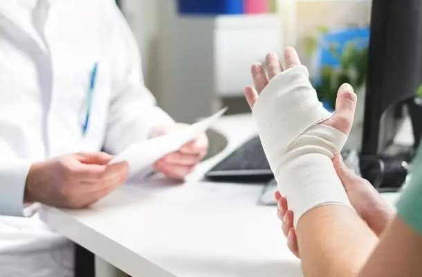Ce poți face în cazul unei fracturi? Necesită tratamente diferite