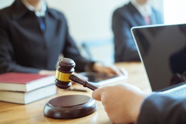 ICCJ: Atribuirea beneficiului locuinţei conjugale la divorţ nu trebuie condiţionată de existenţa unei acţiuni de partaj