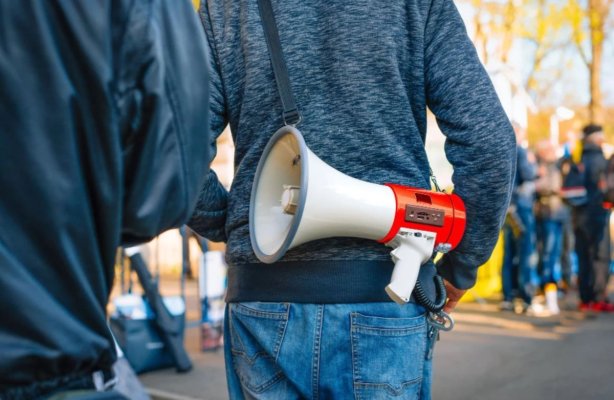 Angajații din primării blochează activitatea și închid ghișeele. Avertisment pentru Ilie Bolojan din cauza măsurilor de austeritate