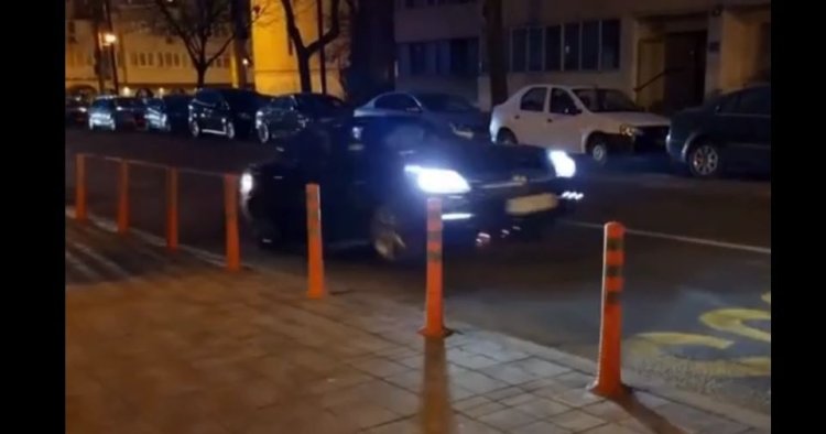 Mai mulți șoferi și-au distrus mașinile într-o groapă, pe strada Mircea cel Bătrân. Video