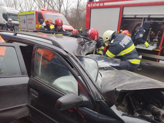 Mașină zdrobită de un TIR, în Ialomița