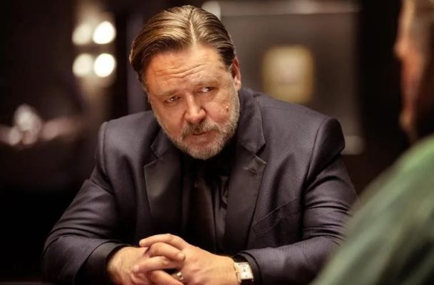Russell Crowe își face debutul în filmul „Sleeping Dogs“, bazat pe o carte a unui autor român