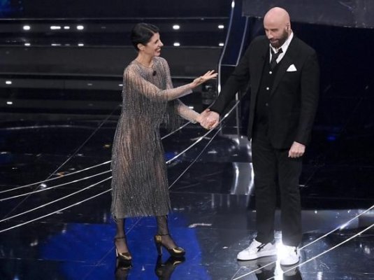John Travolta încântă publicul de la San Remo la aproape 70 de ani