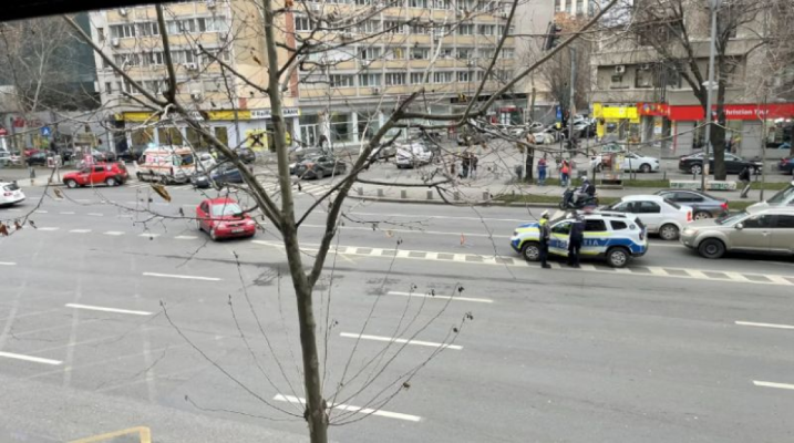 Polițist luat pe capotă de o femeie, în timp ce dirija traficul