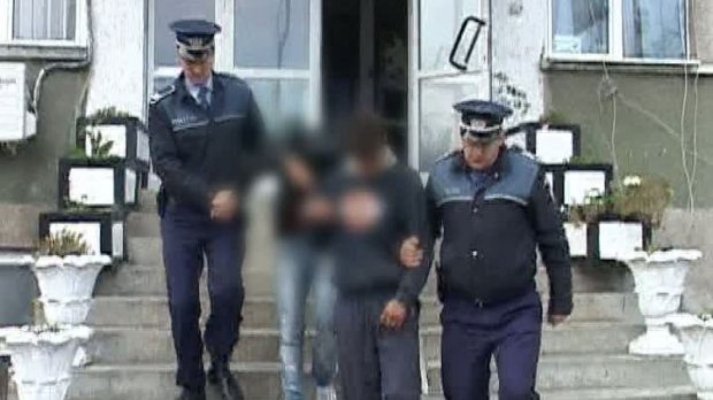 Doi minori au furat mașina unui bărbat și au plecat la plimbare cu ea