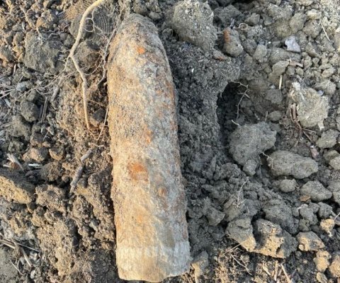 Muniție neexplodată, găsită de un bărbat, în timp ce efectua lucrări agricole