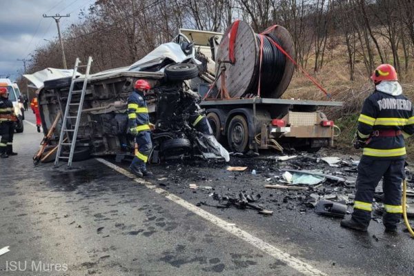 Un mort şi un rănit grav într-un accident produs între două autoutilitare