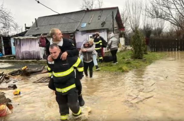 Tineri cărați în spate de pompieri, în apa până la glezne. „Nu au vrut să își ude papucii?“