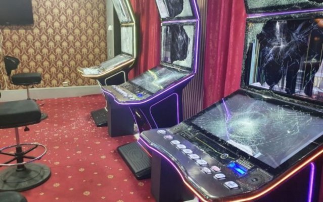 Supărat că a pierdut mult la păcănele, un bărbat s-a întors cu toporul și a distrus 19 aparate  