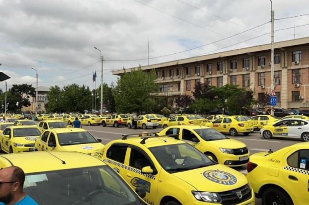 Continuă protestul taximetriştilor, în Piaţa Constituţiei