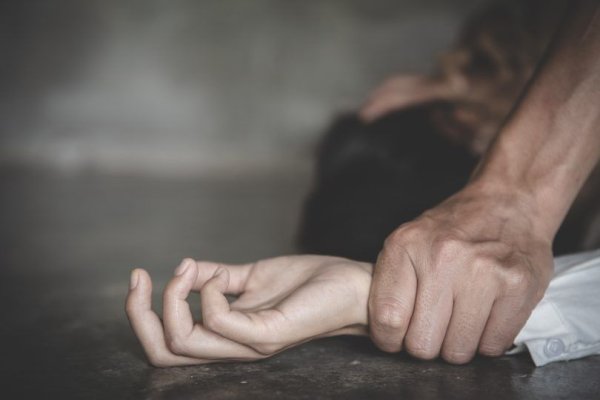 A violat o fată de 16 ani și a filmat-o în ipostaze intime