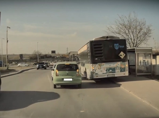 Un șofer de autobuz a oprit în stație… pe trotuar, când a vazut ca banda este ocupată. Video 