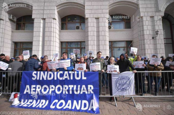 Peste 150 de sindicalişti din aeroporturi protestează în faţa Ministerului Finanţelor