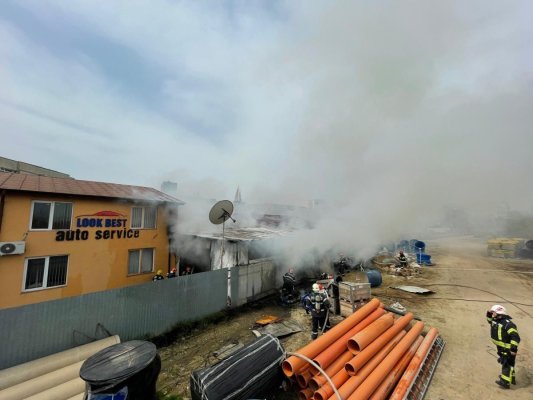 Incendiu la un Service auto în localitatea Ceamurlia de Jos. Video