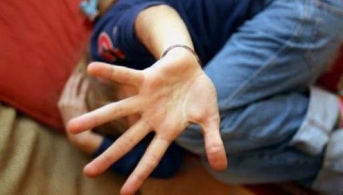 Scandal! Un profesor de muzică a făcut sex cu două eleve de 13 și 14 ani