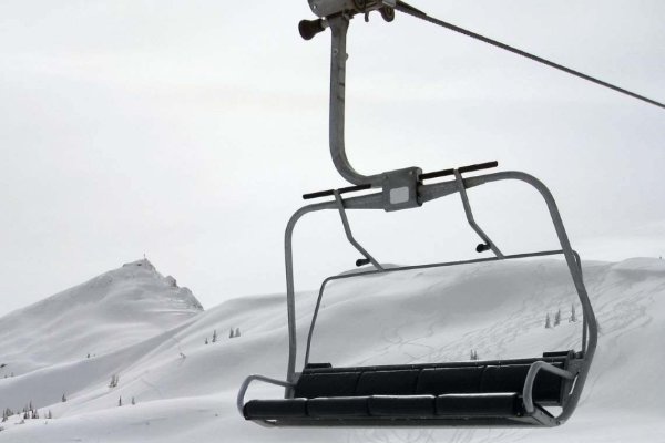 Un copil de 7 ani a căzut de pe telescaun în staţiunea Straja. Victima a fost transportată la spital
