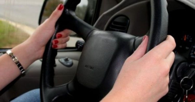 Şoferiţă încătuşată în trafic, după ce a devenit agresivă. A fost prinsă cu numere false la mașină