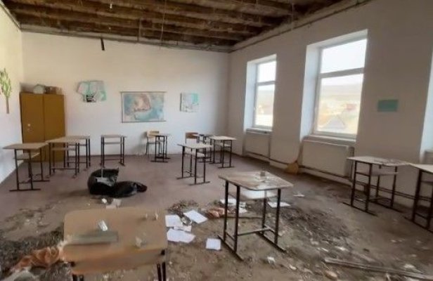 Tavanul şcolii ar fi căzut peste elevi „din cauza vântului şi a porumbeilor“