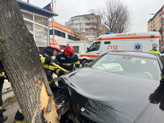 Un bărbat a murit după ce a intrat cu mașina într-un copac, în Tulcea
