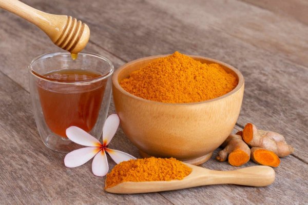 Mierea și turmericul - combinația perfectă împotriva bolilor de iarnă