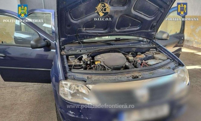 Aproape un kilogram de cocaină descoperit într-un autoturism, la intrarea în ţară 