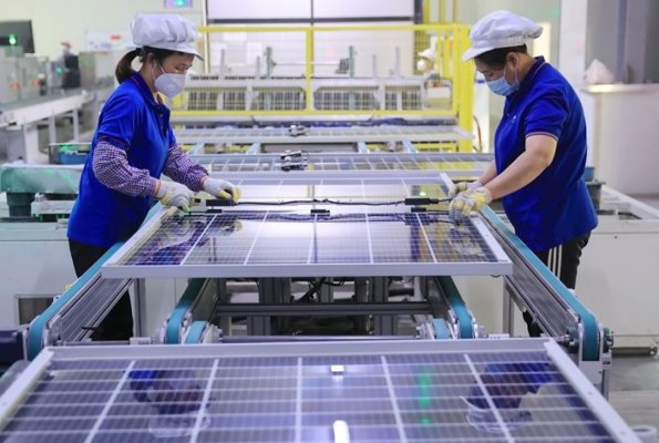 Val de concedieri la cel mai mare producător mondial de panouri fotovoltaice, din cauza supracapacităţilor