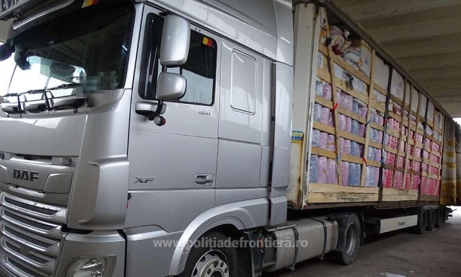 Bunuri susceptibile a fi contrafăcute, în valoare de 4.000.000 de lei, descoperite de polițiștii de frontieră. Video