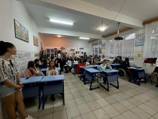 Elevii liceului din Medgidia s-au supărat pe profesoara de română!