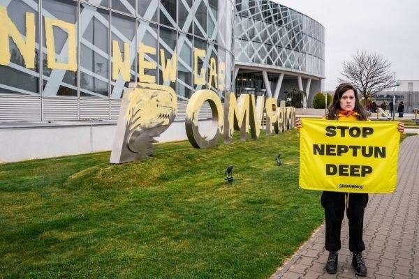 Activiști Greenpeace protestează la sediul OMV Petrom: „Nu distrugeți Marea Neagră”