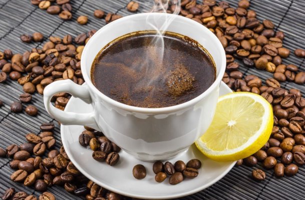 Cafeaua cu lămâie te-ar putea ajuta să slăbești? Ce spun cele mai recente studii