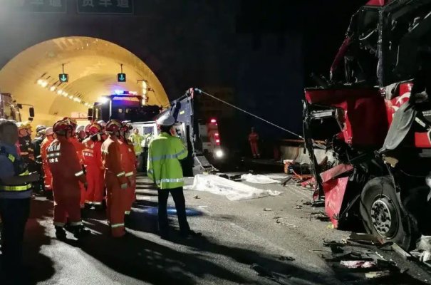 China: 14 morţi şi zeci de răniţi în accidentul unui autobuz într-un tunel