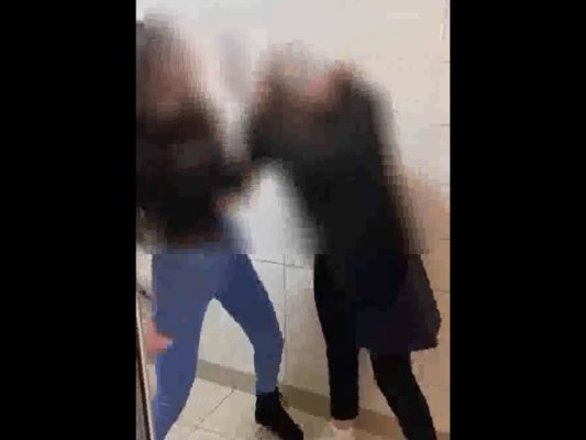 Două adolescente, filmate în timp ce-și împart pumni în toaleta unui liceu. Video