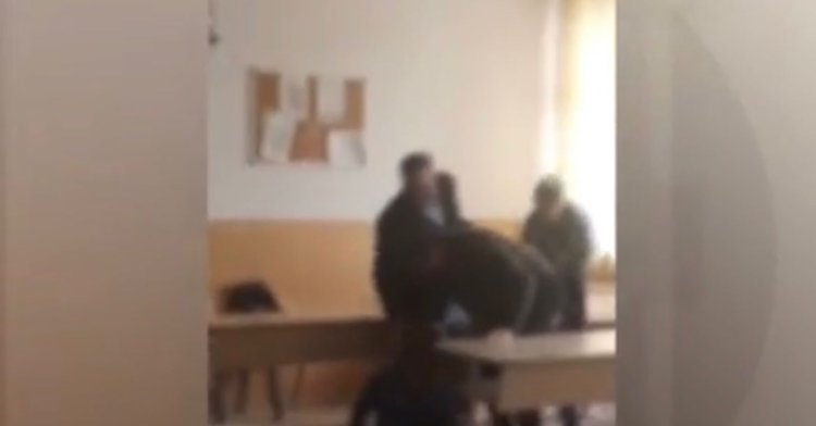 Bătaie cu pumni și picioare între elevi și profesori. Video