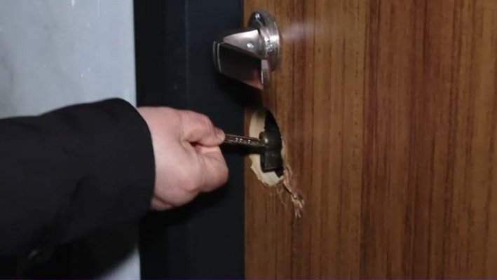 O femeie s-a trezit că niște necunoscuți i-au ocupat apartamentul și nu îi poate da afară