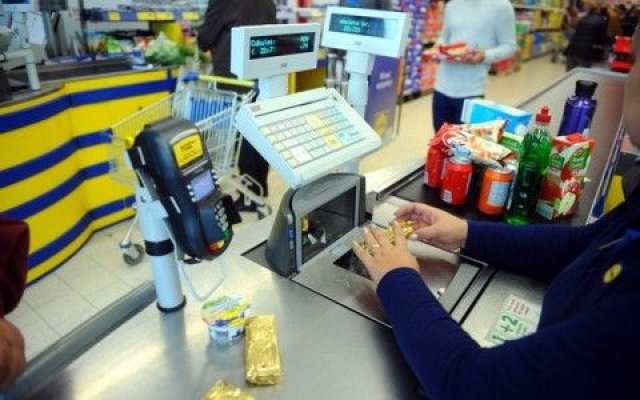 Federația Sindicatelor din Comerț declanșează luni acțiunile de protest