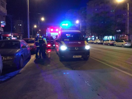Un polițist și un jandarm au salvat un bărbat care amenința că se aruncă de pe bloc. Video