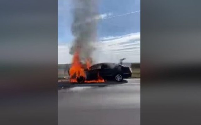 Mașină în flăcări pe A1, sensul de mers Pitești - București. Video