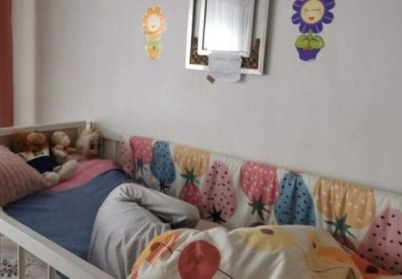 Situație scandaloasă! 60 de copii orfani cu dizabilități, închiși în apartamente, de mai bine de un an