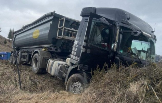 Un bărbat de 45 de ani a făcut infarct în timp ce conducea un camion pe un drum național