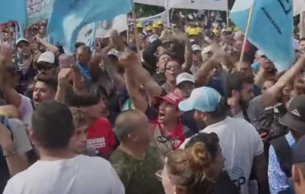 Argentina: Ciocniri violente între poliţie şi protestatarii faţă de tăierea cheltuielilor sociale