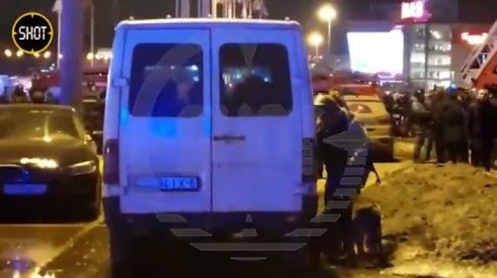 Microbuz cu presupuse numere ucrainene, găsit în parcarea Crocus City Hall
